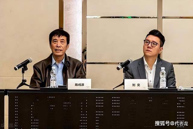 中国导演郭帆也受邀亮相，并与杨紫琼合影。