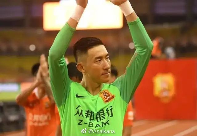 影片中，一伙老实人警察和一群祖传盗墓贼，因“爆水管”而阴差阳错相遇，共同卷入了一起古墓宝藏案。