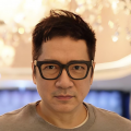由女导演宋方执导的故事片《记忆望着我》入围“当代影人”竞赛单元，与来自世界各地的其他十四部影片争夺“当代金豹奖”。